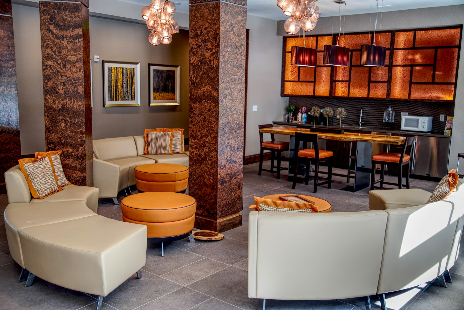 Hoe je een gezellige sfeer creëert met kaarsen en verlichting